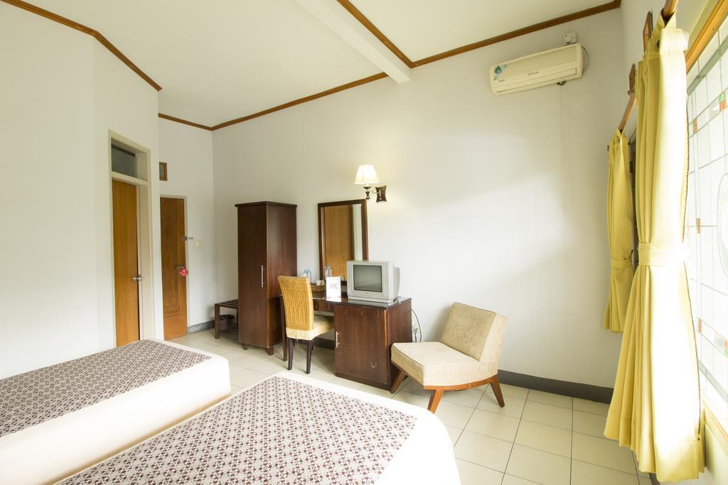 Wisma tamu Reddoorz @ Setrasari 2*